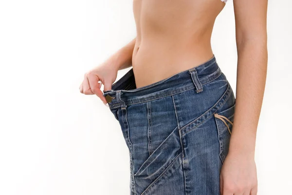 Mujer en pantalones muy grandes. Dieta y pérdida de peso — Foto de Stock