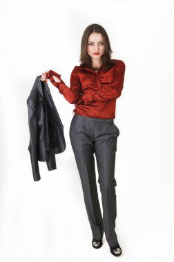 İş elbiseli genç bir iş kadını.