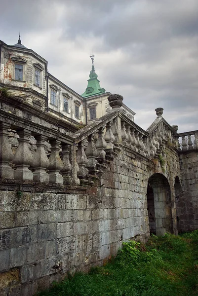 Історичний замок в Підхірці. Україна — стокове фото