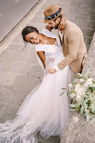Pasangan pernikahan antar ras. Pernikahan di Florence, Italia. Pengantin pria Afrika-Amerika dan Kaukasia — Stok Foto