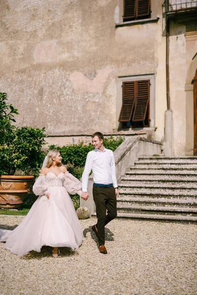 Wedding in Florence, Italy, in an old villa-winery. Wedding couple walks in the garden. Loving bride and groom. — Stock Photo, Image