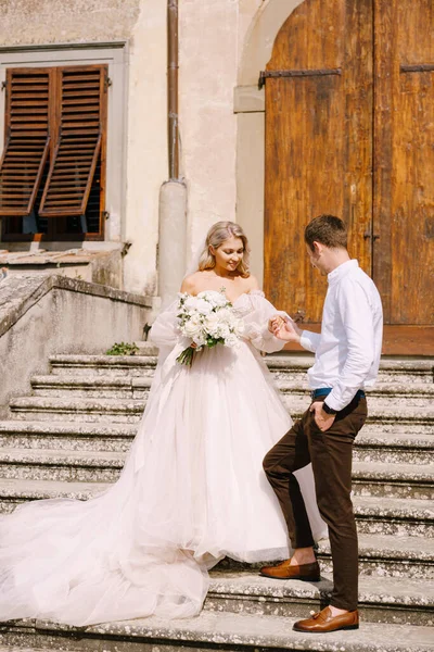 Floransa 'da düğün, İtalya' da, eski bir villa şaraphanesinde. Düğün çifti bahçede yürüyor. Sevgili gelin ve damat. — Stok fotoğraf