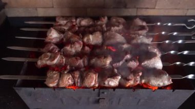 Markette ızgarada et ızgarası var. Lezzetli ızgara yemekler. Yanan domuz eti. Sokak yemeği. Barbekü partisi. Kabuklu kızarmış et..