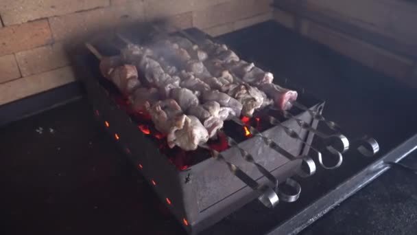 Nahaufnahme Räucherfleisch auf Grill im Freien gegrillt. Schweinebraten auf Spießen, die über Kohlenbecken braten. Geräucherter Grill über Holzkohle für Grillparty. — Stockvideo