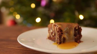 Kare çikolatalı browni tabakta, tuzlanmış altın karamel süzgeçleri.