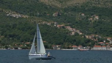 Tivat, Karadağ - 15 Mayıs 2016: Karadağ, Kotor Körfezi 'ndeki yat yarışları. Küçük bir yat yarışında bir grup denizci..