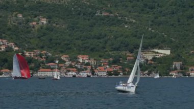 Tivat, Karadağ - 15 Mayıs 2016: Karadağ, Kotor Körfezi 'ndeki yat yarışları. Küçük bir yat yarışında bir grup denizci..