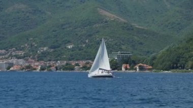 Tivat, Karadağ - 15 Mayıs 2016: Karadağ, Kotor Körfezi 'ndeki yat yarışları. Küçük bir yat yarışında bir grup denizci..
