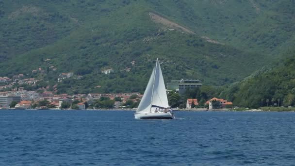 Tivat, Montenegro - 15 de maio de 2016: Regata veleiros no mar, Montenegro, Kotor Bay. Uma equipe de marinheiros em uma pequena corrida de iate à vela . — Vídeo de Stock