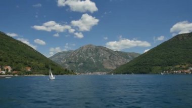 Tivat, Karadağ - 15 Mayıs 2016: Karadağ 'da Kotor Körfezi boyunca küçük bir yelkenli yat denize açılıyor. Yelkenli yat yarışları..
