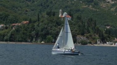 Tivat, Karadağ - 15 Mayıs 2016: Karadağ, Kotor Körfezi 'ndeki yat yarışları. Küçük bir yat yarışında bir grup denizci..