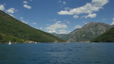 Tivat, Karadağ - 15 Mayıs 2016: Karadağ, Kotor Körfezi 'ndeki yat yarışları. Birçok küçük yelkenli yat yarışı.