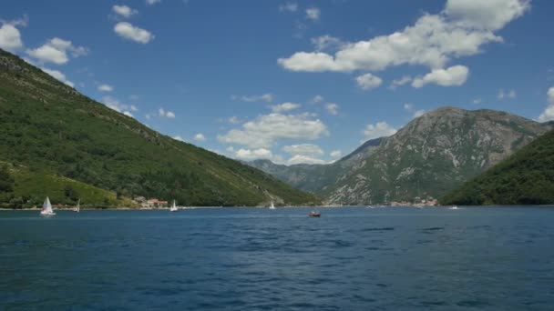 Tivat, Czarnogóra - 15 maja 2016: Jachty żaglowe regatowe na morzu, Czarnogóra, Zatoka Kotorska. Wiele małych jachtów żaglowych wyścigu. — Wideo stockowe