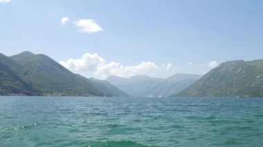 Kotor Körfezi 'nde bir gemi turu. Karadağ 'da yeşil dağlar ve deniz suyu.
