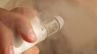 Elektronik sigara içen sakallı adam. Vaper. Sigara dumanı oluşturmuş. Geleceğin sigara tiryakisi kavramı, elektronik sigaraların yol açtığı sağlık sorunları veya hastalıklarla ilgilenmek