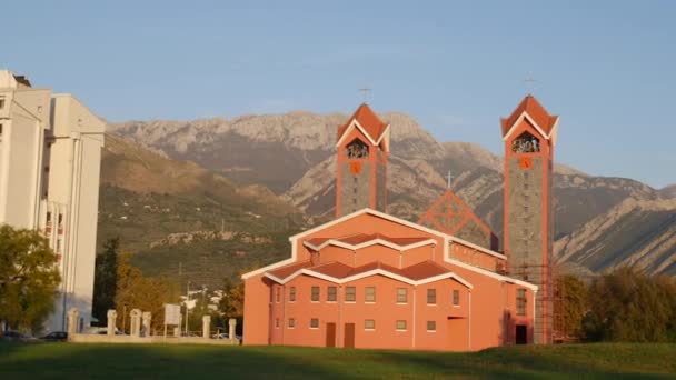 Kostel sv. Petra apoštola, Bar, Černá Hora. — Stock video