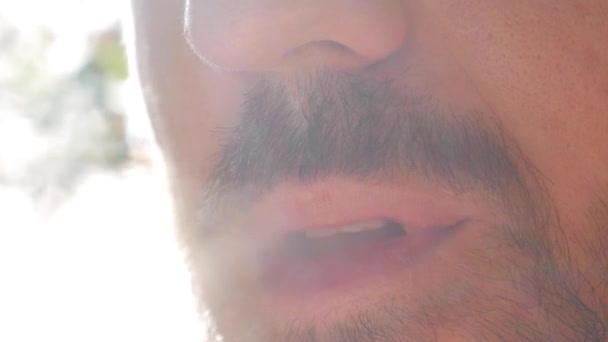 Homme barbu fumant une cigarette électronique. Vaper. Fumée générée par la cigarette. Concept de fumeur du futur, soins de santé ou maladies causées par les cigarettes électroniques — Video