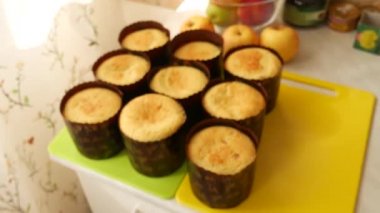 Geleneksel Paskalya pastası, Panettone - Milano Noel tatlısı, Stollen - geleneksel Alman pastaları. Dokuz parça masanın üzerinde duruyor..