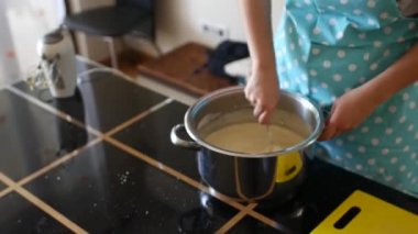 Kadın aşçı hamuru geleneksel Paskalya pastası Panettone - Milano Noel tatlısı, Stollen - geleneksel Alman hamur işleri için hazırlıyor. Hamur işi yapma süreci.
