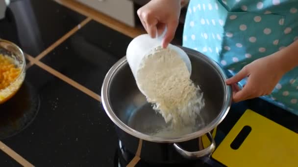 Kvinna kock strö mjöl i pannan, förbereder deg för en traditionell påskkaka, Panettone - Milanese Christmas dessert, Stollen - traditionella tyska bakverk. Framställning av konditorivaror. — Stockvideo