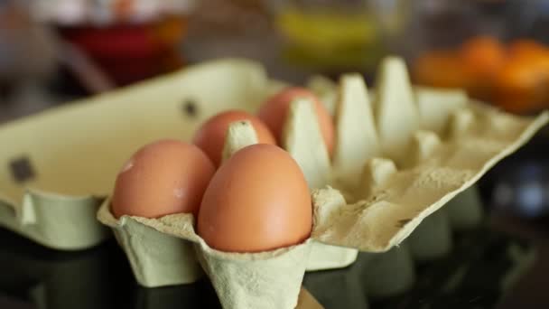 Чотири коричневі курячі яйця в картонній коробці на десять яєць. Чотири коричневі курячі яйця в картонній коробці на десять яєць . — стокове відео