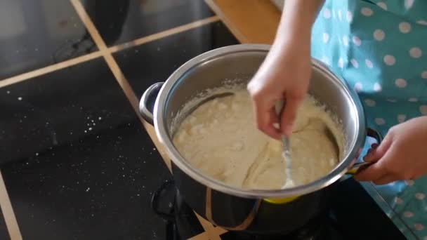 Femme Chef mélange la pâte dans une casserole, pour préparer la pâte pour un gâteau de Pâques traditionnel, Panettone - dessert de Noël milanais, Stollen - pâtisseries traditionnelles allemandes. Le processus de fabrication de la pâte . — Video