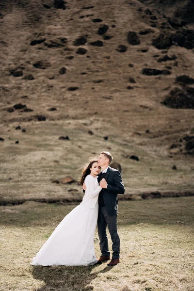 Couple de mariage sur le fond d'une montagne rocheuse . — Photo