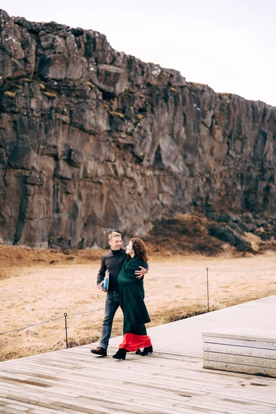 Un ragazzo e una ragazza stanno camminando lungo la strada nella faglia di Silfra, nella valle di Tingvedlir . — Foto Stock