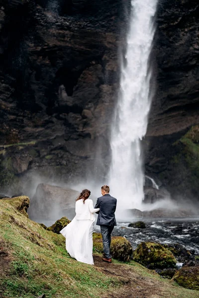 Mariage Destination Islande, près de la cascade de Kvernufoss. Couple de mariage va à la cascade . — Photo