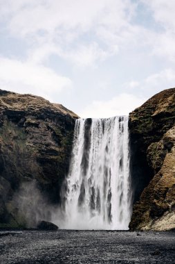 Skogafoss Şelalesi İzlanda 'nın güneyinde, altın yüzüğün üzerinde..