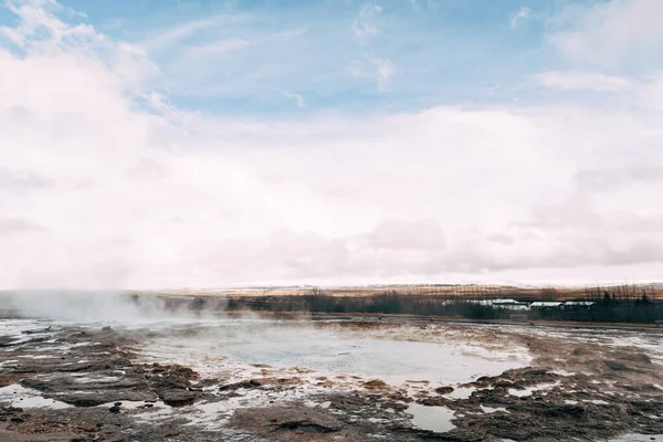 Geyser Valley i sydvästra Island. Den berömda turistattraktionen Geysir. Geotermisk zon Haukadalur. Strokkur gejser på sluttningarna av Laugarfjall hill. — Stockfoto