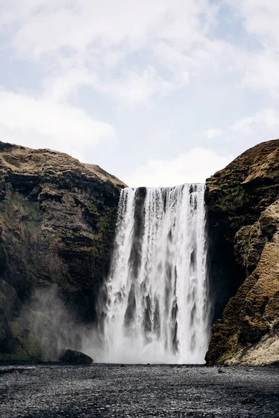 Skogafoss vattenfall i södra Island, på den gyllene ringen. — Stockfoto