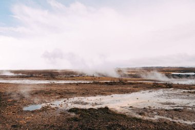 İzlanda 'nın güneybatısındaki Gayzer Vadisi. Meşhur turist eğlencesi Gaysir. Jeotermal bölge Haukadalur. Laugarfjall tepesinin yamaçlarında Strokkur gayzerleri.