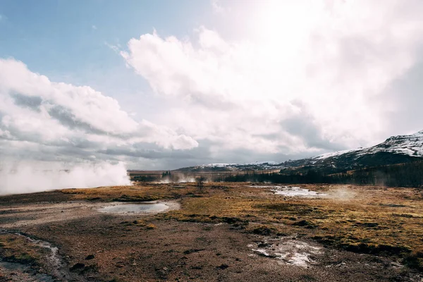 Geyser Valley na jihozápadě Islandu. Slavná turistická atrakce Gejzír. Geotermální zóna Haukadalur. Gejzír Strokkur na svazích kopce Laugarfjall. — Stock fotografie