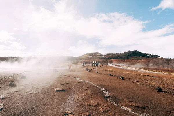 Geysertal in het zuidwesten van IJsland. De beroemde toeristische attractie Geysir. Geothermische zone Haukadalur. Strokkur geiser op de hellingen van Laugarfjall heuvel. — Stockfoto