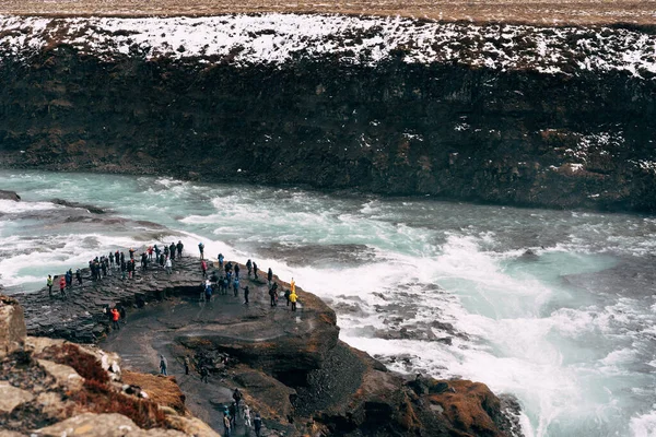 Velký vodopád Gullfoss na jižním Islandu, na zlatém prstenu. Turisté na vyhlídkové palubě. — Stock fotografie