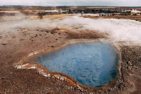 Geyser Valley i sydvästra Island. Den berömda turistattraktionen Geysir. Geotermisk zon Haukadalur. Strokkur gejser på sluttningarna av Laugarfjall hill. — Stockfoto