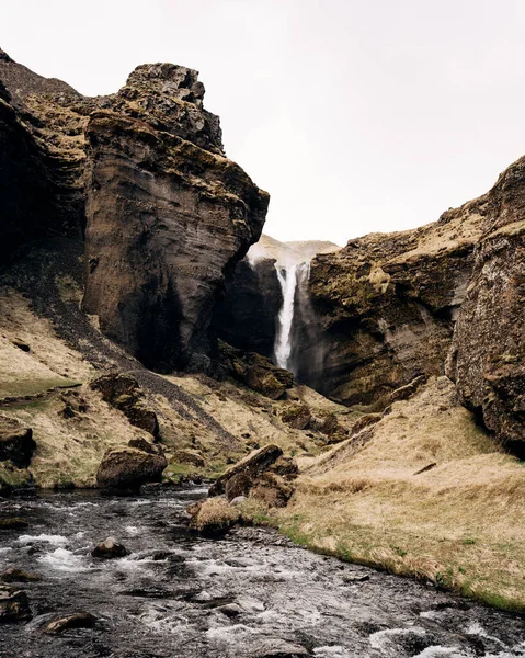 Vägen till Kvernufoss vattenfall på södra Island, på Golden Ring. Berg flod i en ravin med mossa och gult gräs. — Stockfoto