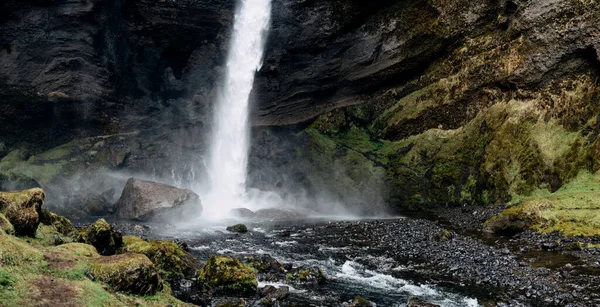 Güney İzlanda 'da Kvernufoss şelalesi, altın bir yüzükle. — Stok fotoğraf