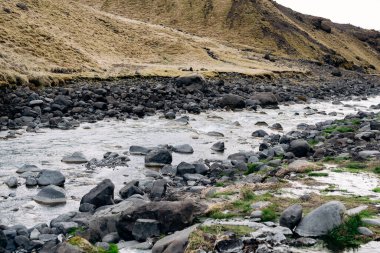Güney İzlanda 'da küçük kayalık dağ nehri