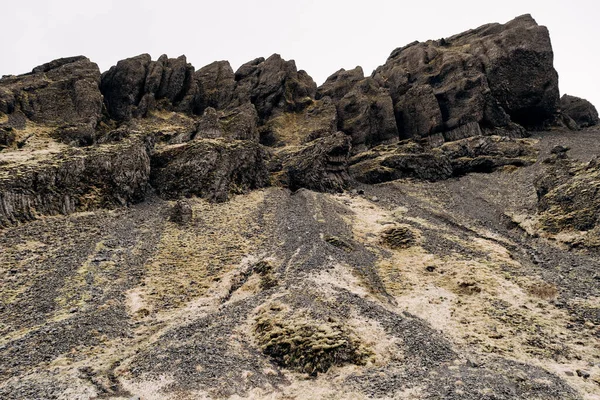 A close-up of the texture of the mountains in Iceland. Basalt volcanic rocks, puff stones covered with moss. — Stock Photo, Image