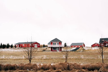 İzlanda 'da kırmızı evleri, otelleri ve kulübeleri olan bir sokak..