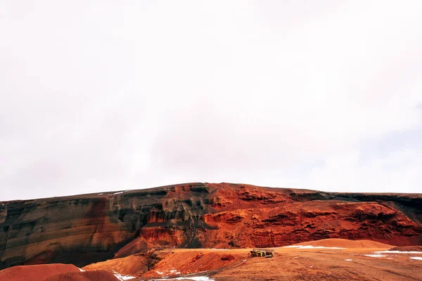 아이슬란드의 화성 경관. 세이디 쇼어 화산의 붉은 분화구. 붉은 토양 광산의 채석장. 굴착기 의금 속 버킷 이 바닥에 놓여 있다. — 스톡 사진