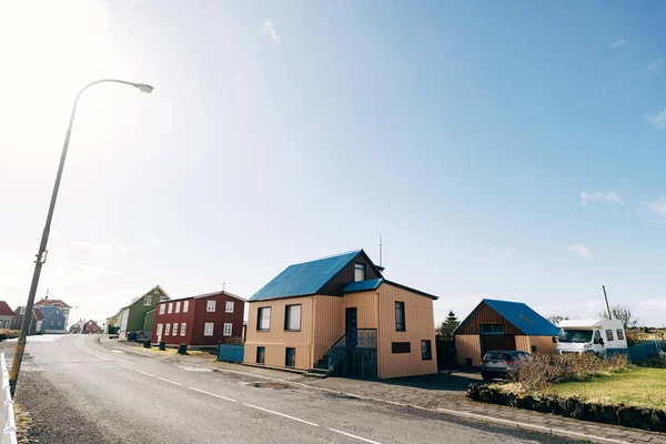 La zona de edificios residenciales en Islandia donde viven los islandeses. Coloridos edificios de apartamentos en la zona de noche . — Foto de Stock