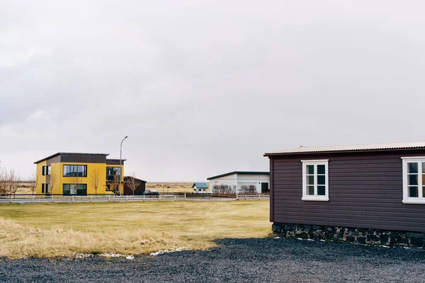 Gatan till ett bostadsområde på Island. Typiska flerfärgade hus där islänningar bor. — Stockfoto