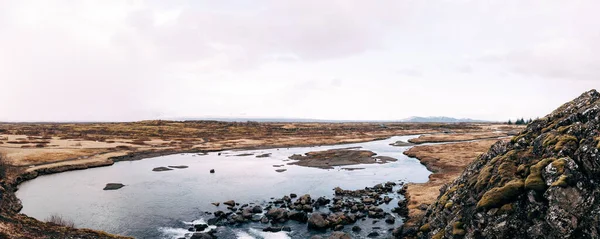 Гірська річка з водоспаду Ехсараурфосс у затоці Сілфра (долина Тінґвелр).. — стокове фото