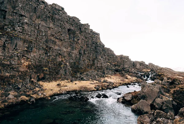 Rivière de montagne depuis les chutes Ehsaraurfoss, dans la faille de Silfra, vallée de Tingwedlir . — Photo