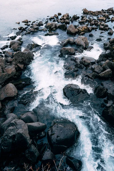 Gebirgsfluss von den Ehsaraurfoss-Wasserfällen, in der Silfra-Verwerfung, Tingwedlir-Tal. — Stockfoto