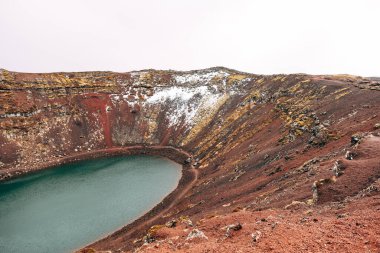 Kerid Gölü İzlanda 'da bir yanardağ kraterinde yer alan bir krater gölüdür. Sıra dışı kırmızı toprak, Mars manzaralarına benzer..