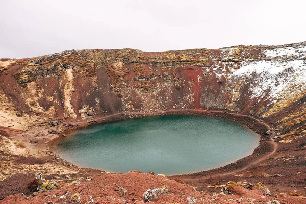 Озеро Керід (англ. Lake Kerid) - озеро або вулканічне озеро у кратері вулкана в Ісландії. Незвичайний червоний ґрунт, подібний до марсіанських ландшафтів.. — стокове фото